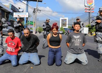 Detienen a cuatro sujetos que robaban en la 75 avenida norte en San Salvador