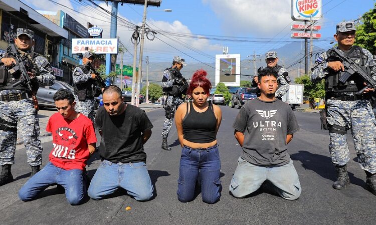 Detienen a cuatro sujetos que robaban en la 75 avenida norte en San Salvador