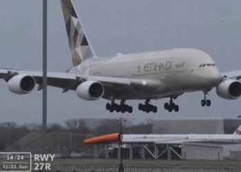 (VIDEOS) Aviones luchan por aterrizar en medio de una fuerte tormenta en Londres