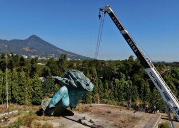 «Adiós, muñeca azul», así despide presidente Bukele la escultura «a la reconciliación»