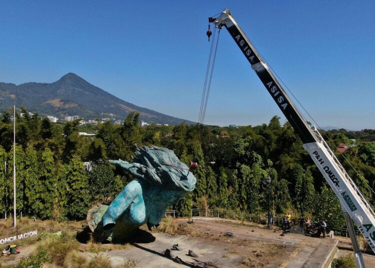 «Adiós, muñeca azul», así despide presidente Bukele la escultura «a la reconciliación»
