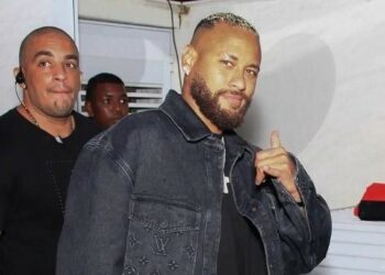 Neymar se deja ver en el cumpleaños de Romario y preocupa su cambio físico durante su lesión