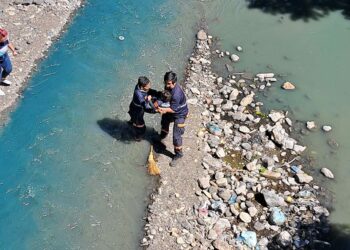 Rescatan a menor que cayó al río Urbina, de San Salvador