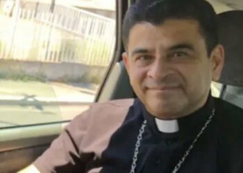 El Vaticano recibió al obispo Rolando Álvarez y 18 religiosos tras ser desterrados por el gobierno de Nicaragua