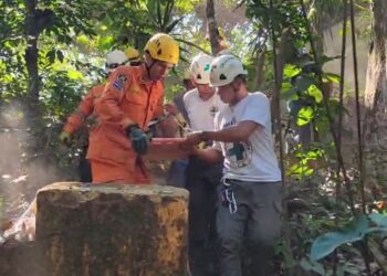 Rescatan con éxito a un adulto mayor que cayó en una quebrada de 70 metros de Ciudad Delgado