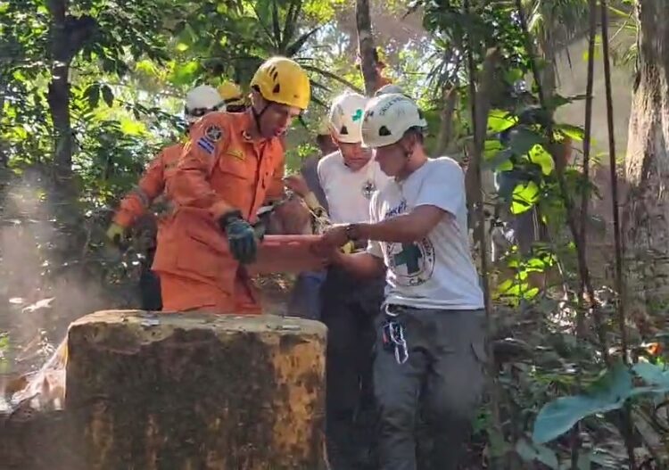 Rescatan con éxito a un adulto mayor que cayó en una quebrada de 70 metros de Ciudad Delgado