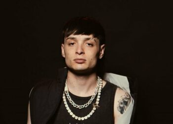 Peso Pluma agrede a fan en pleno concierto y lo tunden en redes