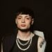 Peso Pluma agrede a fan en pleno concierto y lo tunden en redes