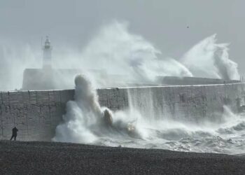 La tormenta Isha golpea Irlanda y Reino Unido y deja a miles de personas sin electricidad