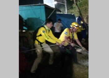 Rescatan a hombre que se lanzó al río Sensunapán, de Sonsonate