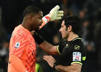 Los clubes de fútbol podrían perder partidos automáticamente por cánticos racistas de sus aficionados