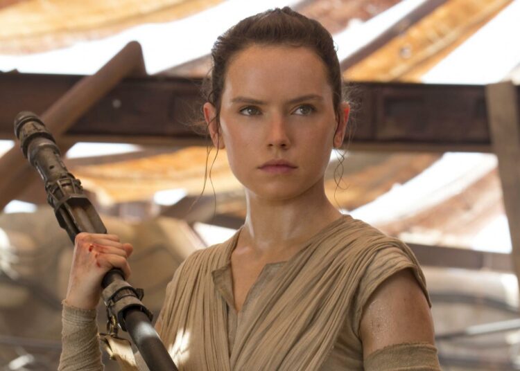 Star Wars: Daisy Ridley dice que no regresó a la franquicia porque sea una mujer la directora de la nueva película