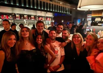 Sofía Vergara, Lionel Messi, Luis Suárez, Jordi Alba y Sergio Busquets celebran tras empatar con la selecta