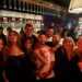 Sofía Vergara, Lionel Messi, Luis Suárez, Jordi Alba y Sergio Busquets celebran tras empatar con la selecta