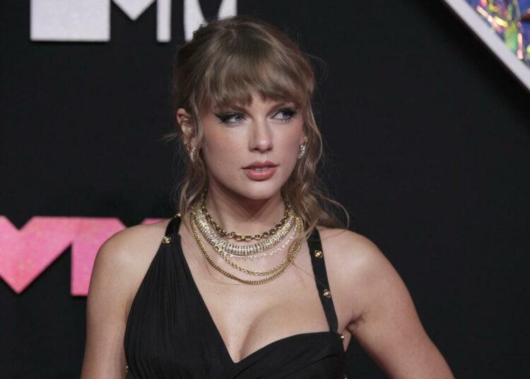 Taylor Swift busca demandar a sitio web para adultos por imágenes falsas, generadas por IA