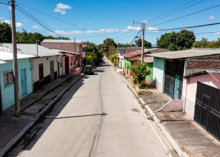 Habitantes de Turín, Ahuachapán, serán beneficiados con calles renovadas