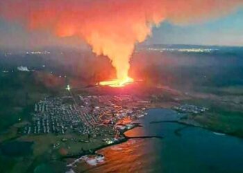 Lava comienza a destruir casas en ciudad de Grindavík, en Islandia