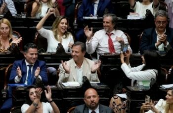 Diputados de Argentina aprueban en general paquete de reformas de Milei