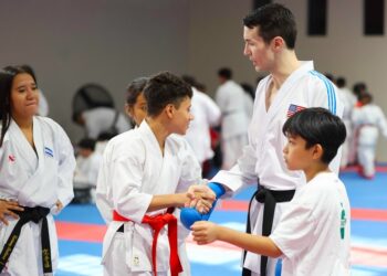 Thomas Scott, medallista mundial, imparte seminario a seleccionados de karate