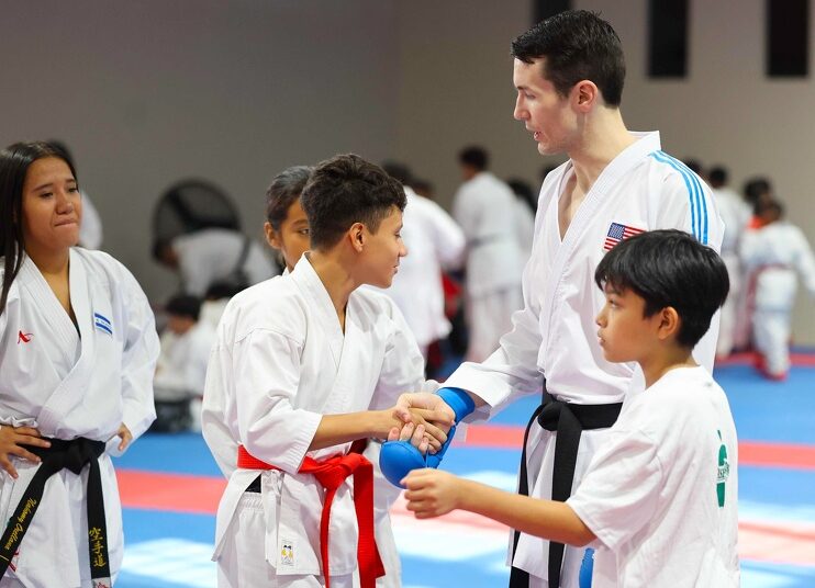 Thomas Scott, medallista mundial, imparte seminario a seleccionados de karate