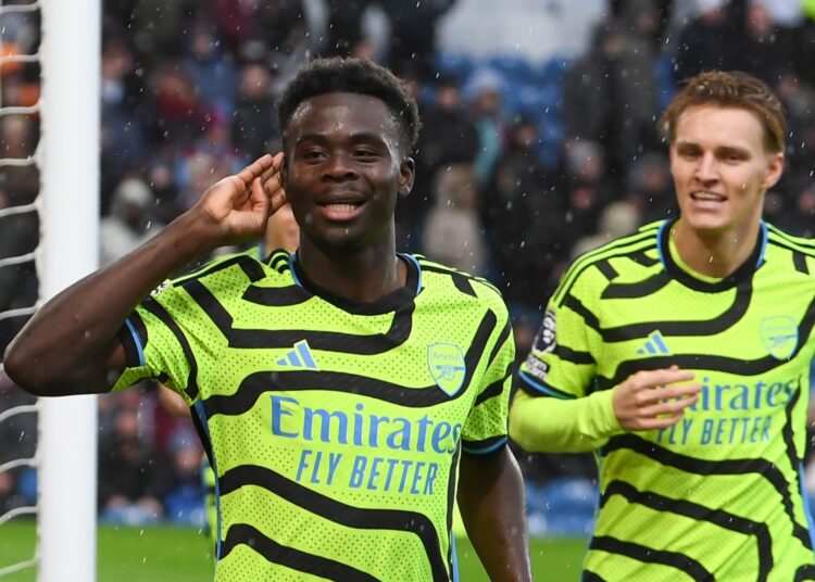 Arsenal golea al Burnley y sigue a dos puntos del Liverpool