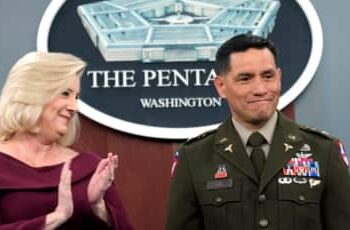 Astronauta Frank Rubio recibe excepcional insignia militar tras récord en el espacio