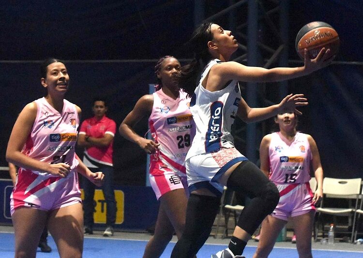 Debut implacable de Salvadoreñas