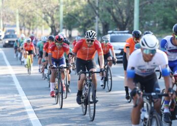 Categorías élite de ciclismo se chequean en ruta