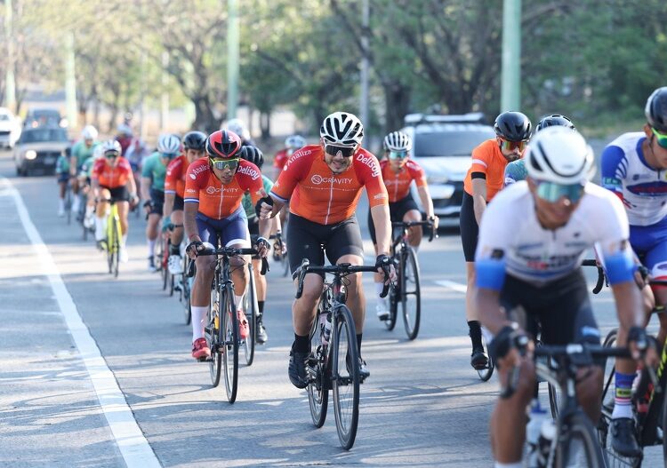 Categorías élite de ciclismo se chequean en ruta