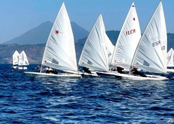 Veleristas salvadoreños se foguean en el Lago de Ilopango