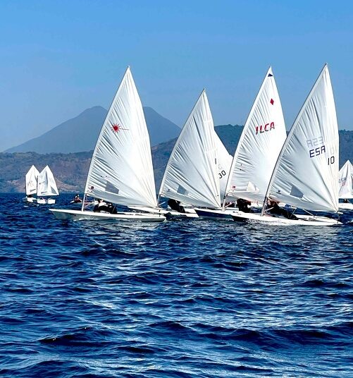 Veleristas salvadoreños se foguean en el Lago de Ilopango