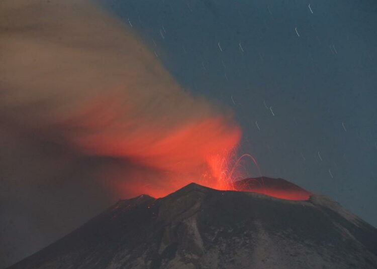 Fumarolas del volcán Popocatépetl afectan vuelos en México