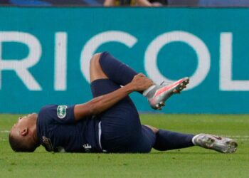 (VIDEO) El salvaje golpe que sufrió Mbappé que pudo acabar con su carrera puso en alerta al PSG