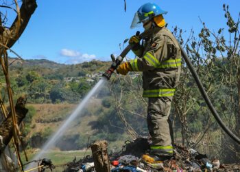 Bomberos sofocaron 9 incendios este fin de semana