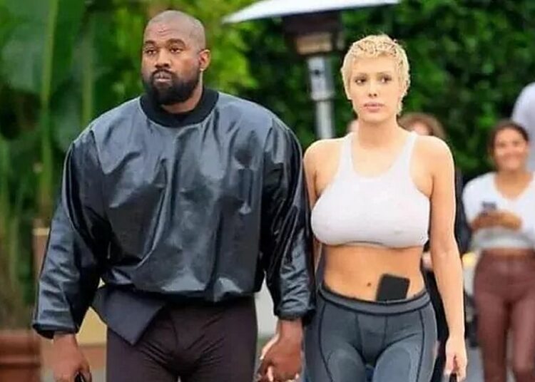 Esposa de Kanye West se pasea sin ropa; solo se cubre con un impermeable transparente