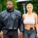 Esposa de Kanye West se pasea sin ropa; solo se cubre con un impermeable transparente