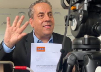 Romeo Auerbach renuncia a Gana y se declara diputado independiente