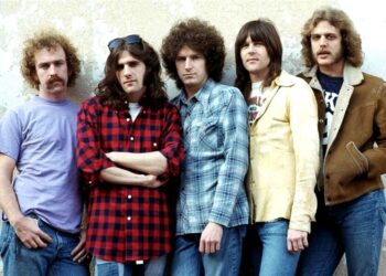 Batalla legal por los originales de las letras de “Hotel California”, el icónico álbum de The Eagles