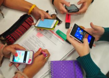 Estados Unidos impulsa la prohibición de los smartphones en las escuelas para evitar distracciones entre los alumnos