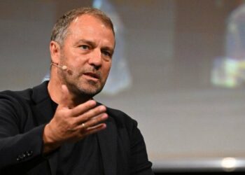 El DT alemán Hansi Flick espera al Barça aprendiendo español