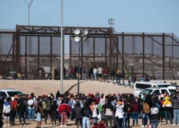 EE.UU. prevé cerrar frontera con México si está «colapsada»