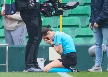 Video del accidente que sufrió una jueza de línea tras golpearse con una cámara de TV en España