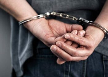 Conductor ebrio intenta evadir control antidoping y choca contra bomba de una gasolinera