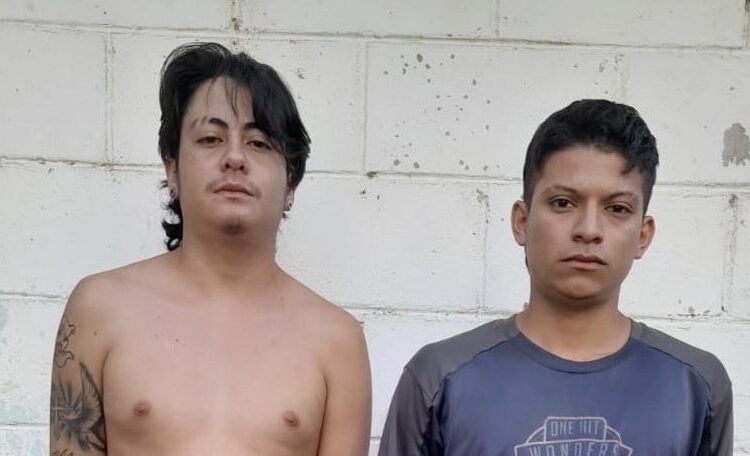 Capturan a pandilleros que aparecían en fotografías “rifando» la mara