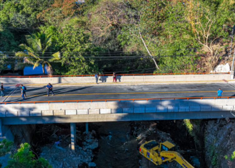 Habilitan tránsito en puente sobre el río Sensunapán, Sonsonate