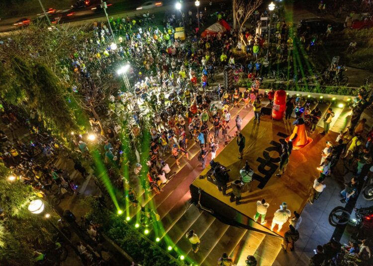 Autoridades llevaron a cabo el paseo nocturno en bicicleta