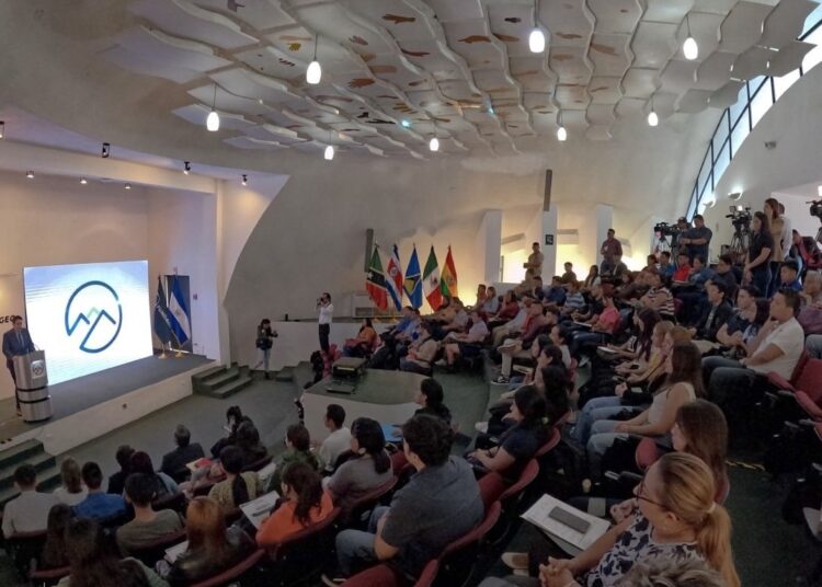 CEL y FUNDAGEO entregan becas universitarias y técnicas a jóvenes