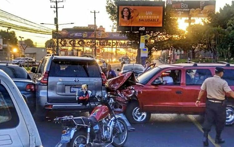 VIDEO | Al menos cuatro lesionados deja múltiple accidente de tránsito en bulevar Los Próceres