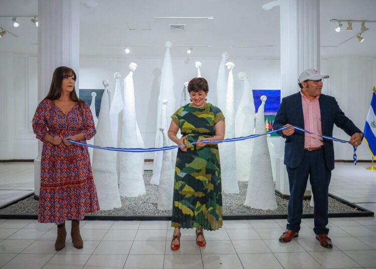 Presentan obras de salvadoreño que regresó del extranjero