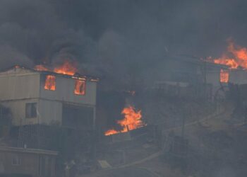 El número de muertos por los incendios forestales en Chile ascendió a 51 y hay más de 370 desaparecidos